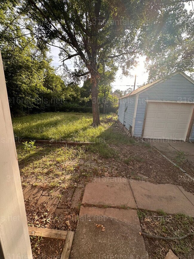 Building Photo - $950 - 2 bedroom/ 1 bathroom - Single Family Home *COMING SOON*