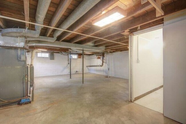 Building Photo - 3-bedroom home in Urbana available NOW!