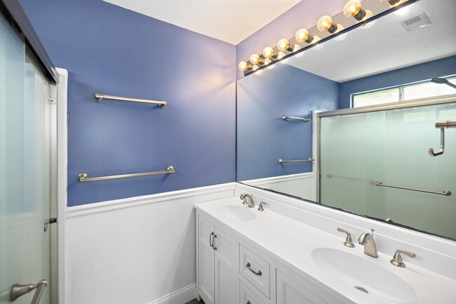 Building Photo - 3045 Yorktown Cir