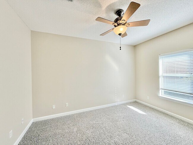 Building Photo - Spacious 3 Bed/2 Bath Home - 0.82 Acre Lot