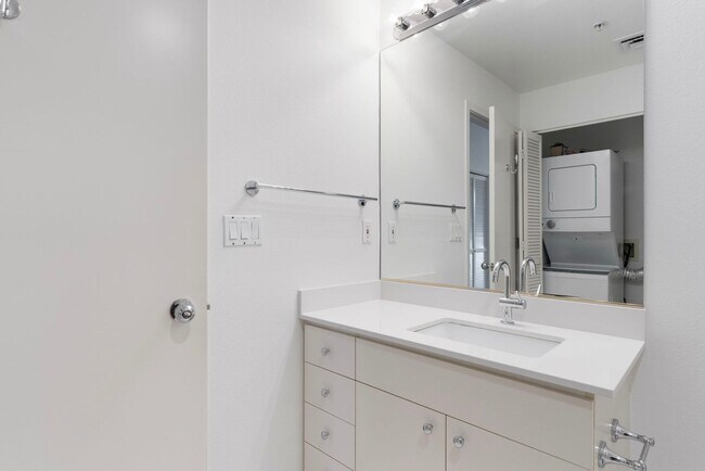 Building Photo - 618 NW 12th Ave