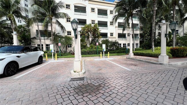 Building Photo - 19900 E Country Club Dr