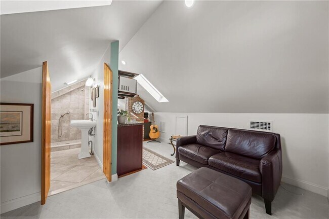 Building Photo - 25 Peckham Ave