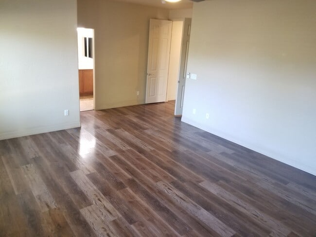 Building Photo - Beautiful, Pet Friendly, Multi-level, 2110 sqft, Luxury Townhouse w/A/C! 3 Bed, 2.5 Bath, + Loft ...