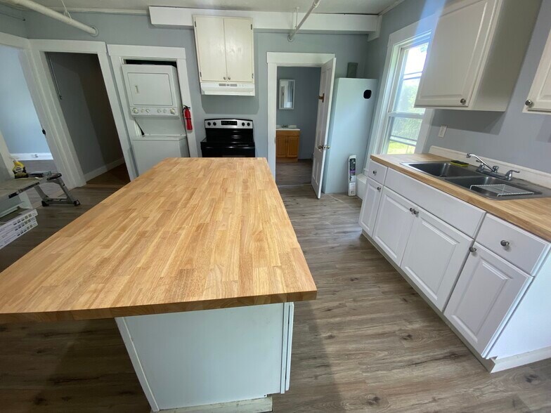 Building Photo - 215 Main St