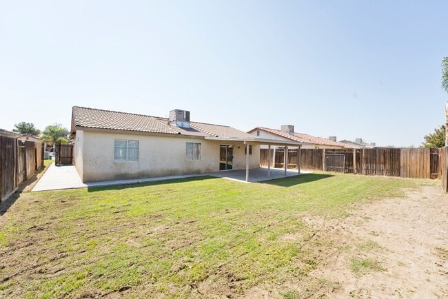 Building Photo - SW-Bakersfield 3 bedrooms 2 baths house