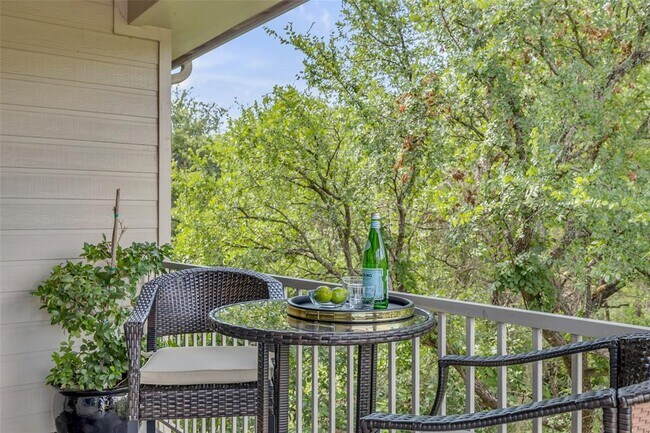 Building Photo - 5511 Oakwood Cove