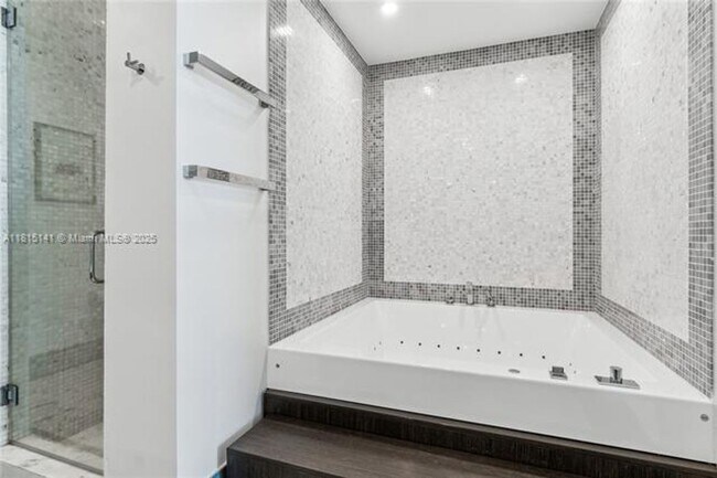 Building Photo - 200 Biscayne Blvd Way