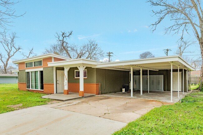 Building Photo - 159 Oak Dr