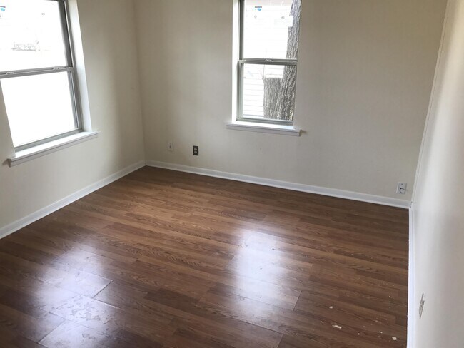 Building Photo - 205 W 34th St