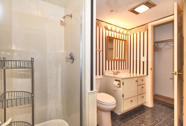 Building Photo - 1023 E Thompson Ave