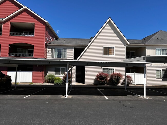 Building Photo - Ground Floor 2 bed, 2 bath condo