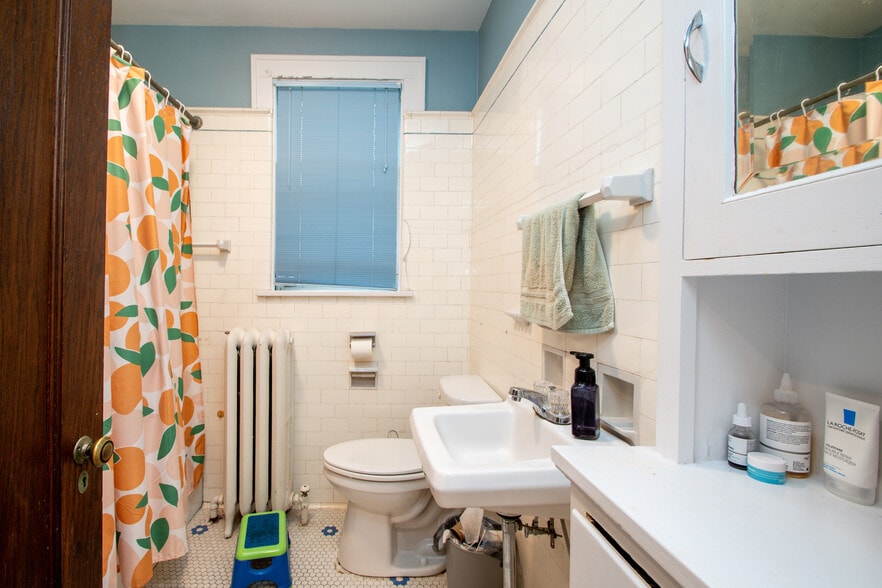 Building Photo - 1411 W Barker Ave