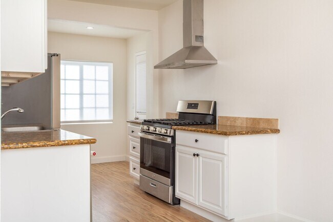 Building Photo - Refreshed + Bright 2 Bed/1 Bath in the Heart of North Park!