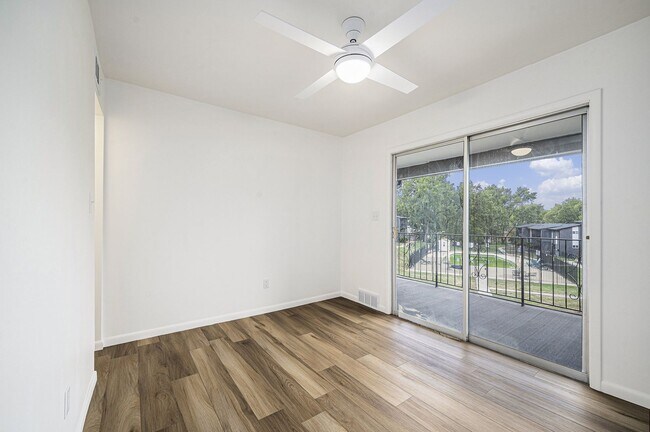 Building Photo - 1 Month Free, newly renovated Overland Par...
