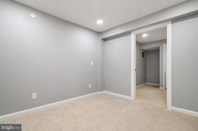 Building Photo - 6621 Hallwood Ave