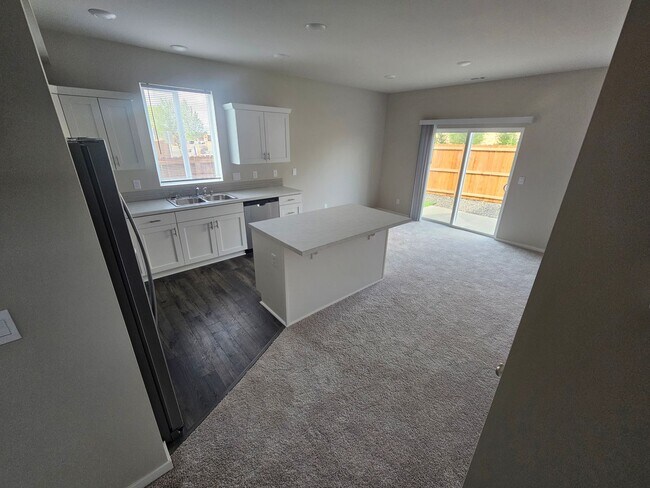 Building Photo - Stunning 4-Bedroom Pet-Friendly Home for L...