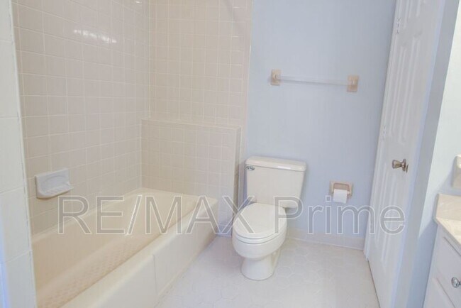 Building Photo - 1229 Llewellyn Ave