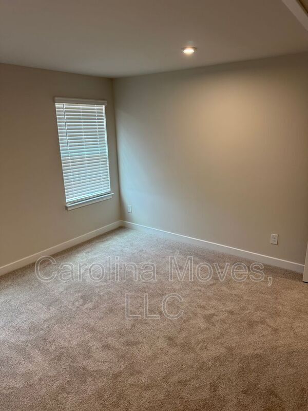 Building Photo - 7071 Glass Ct