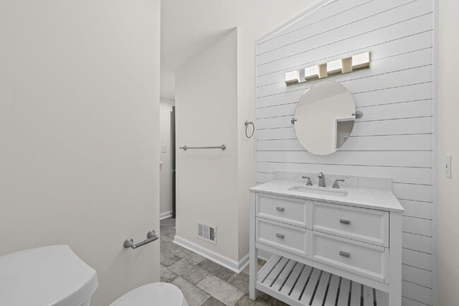 Building Photo - 441 Oak Dr