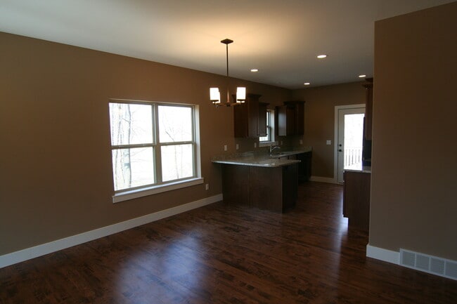 Building Photo - 4 Bedroom, 3 bath close to University and ...