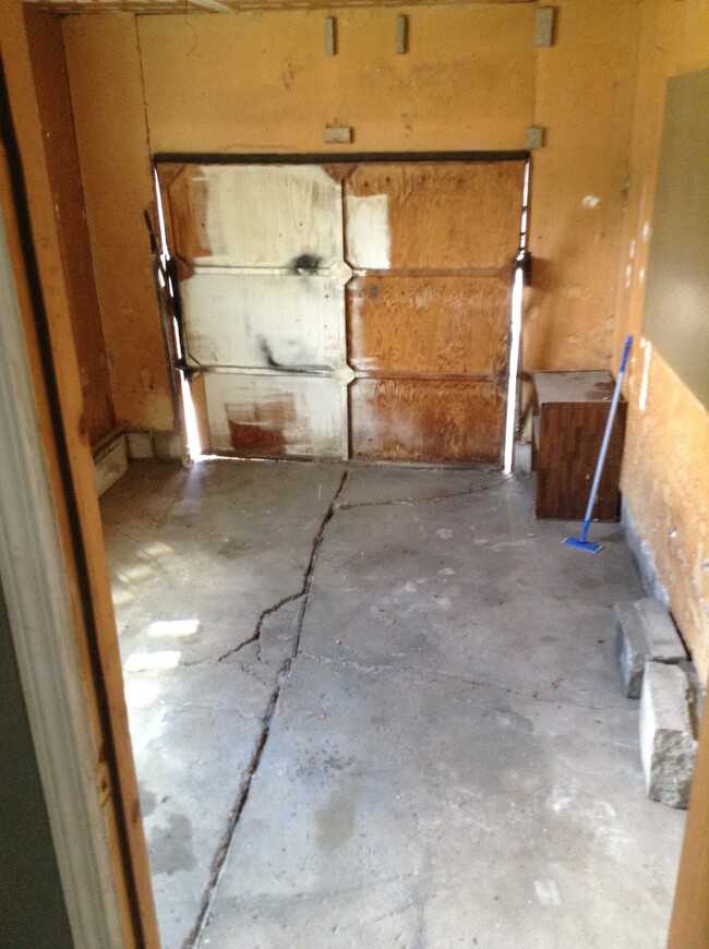 Single car attached garage with entry into the laundry / mud room. - 24 N K St