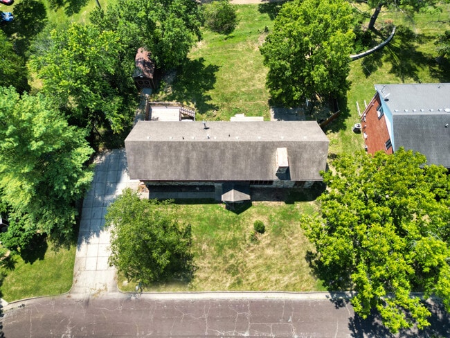 Building Photo - 2400 Ridgefield Rd