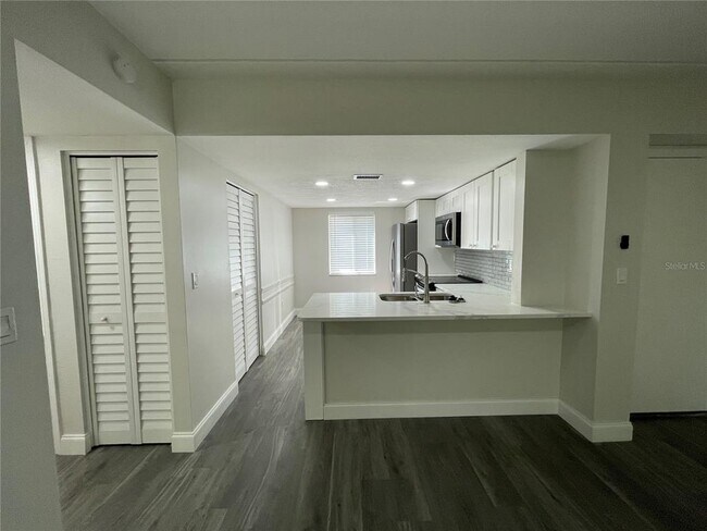Building Photo - 211 Pine Ct
