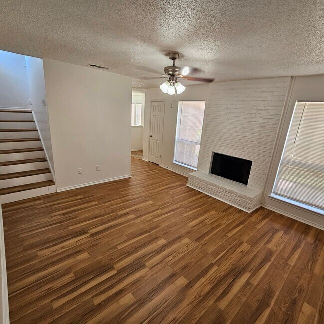 Building Photo - 1400 Darr St