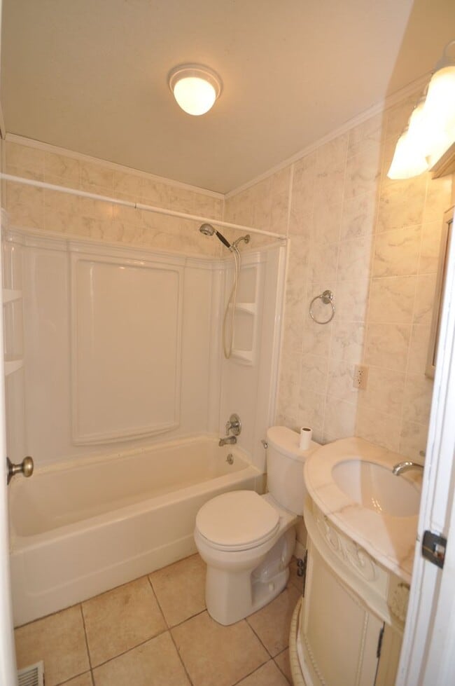 Building Photo - Cozy Calvert City Home