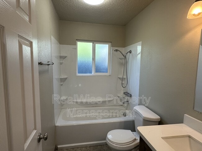 Building Photo - 719 SW Bridge St