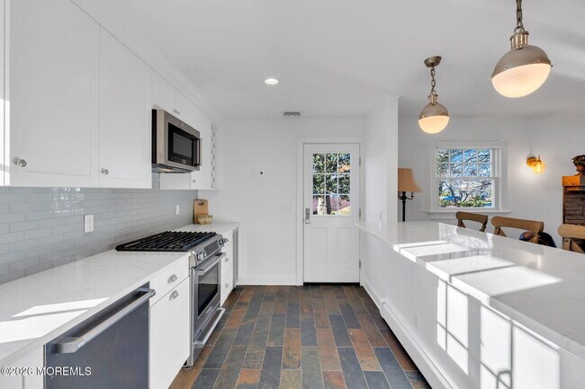 Building Photo - 723 Pitney Dr