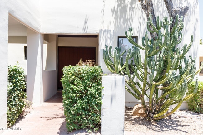 Building Photo - 5101 N Casa Blanca Dr