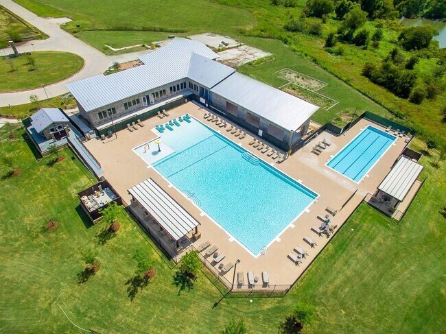 Building Photo - Luxury Home on the Lake - Resort Style Liv...