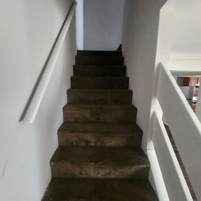Building Photo - Spacious 3 bedroom house in Lehigh Manor