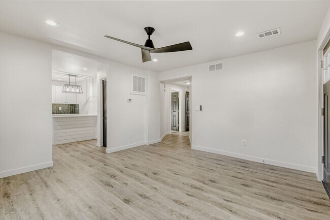 Building Photo - 946 Pratt St