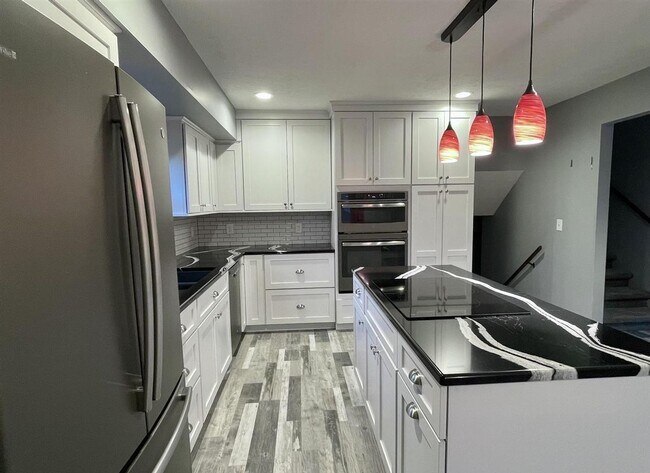 Building Photo - Spacious Tri-Level Home With Modern Upgrad...