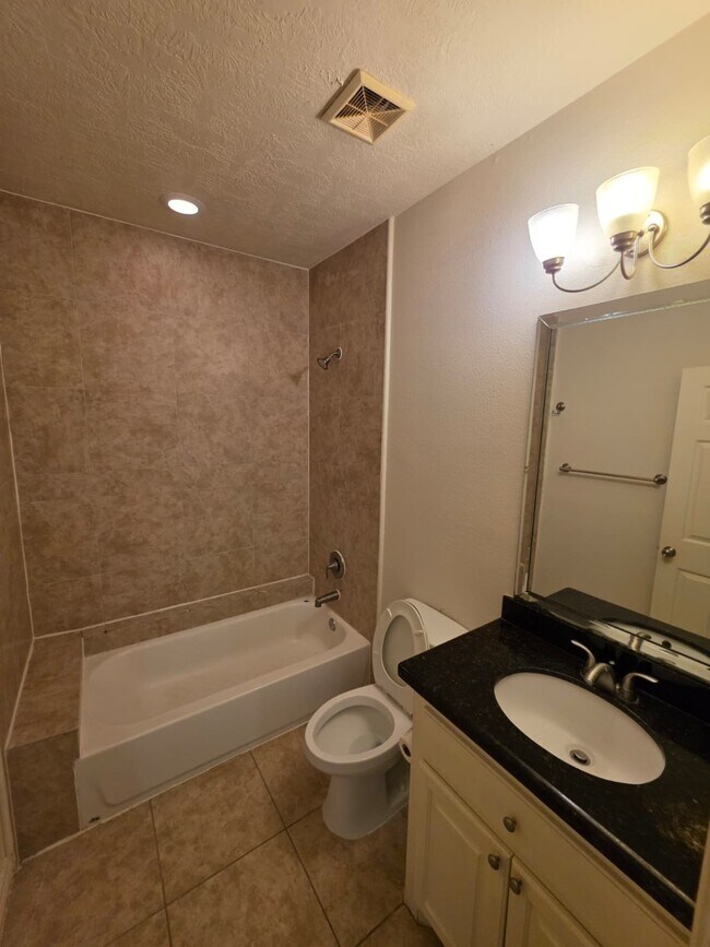 Building Photo - 16020 Fountainview Dr