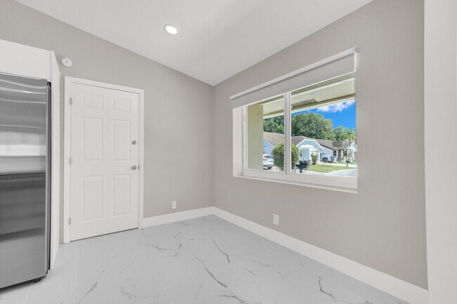 Building Photo - 23392 Country Club Dr E