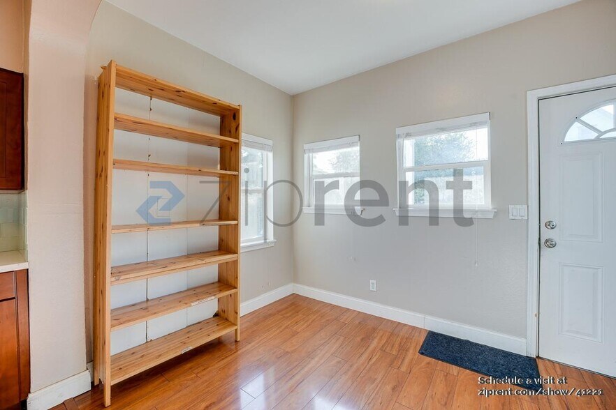 Building Photo - 4321 5th Ave NE