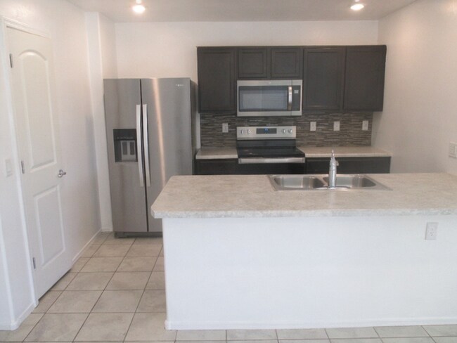 Building Photo - Bright 3BR + Fenced Yard + Community Pool Access in Rancho Sahuarita