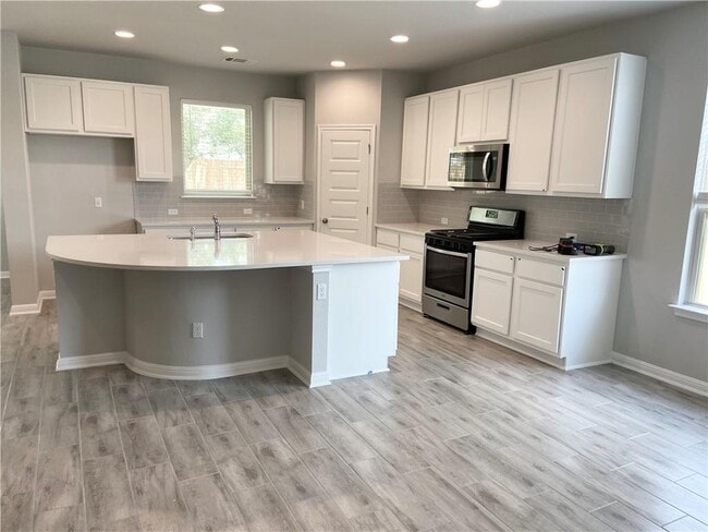 Building Photo - 2216 Limestone Lake Dr