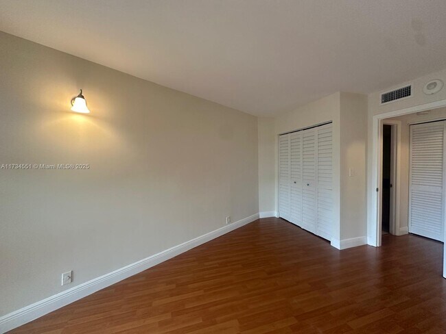 Building Photo - 1121 Crandon Blvd
