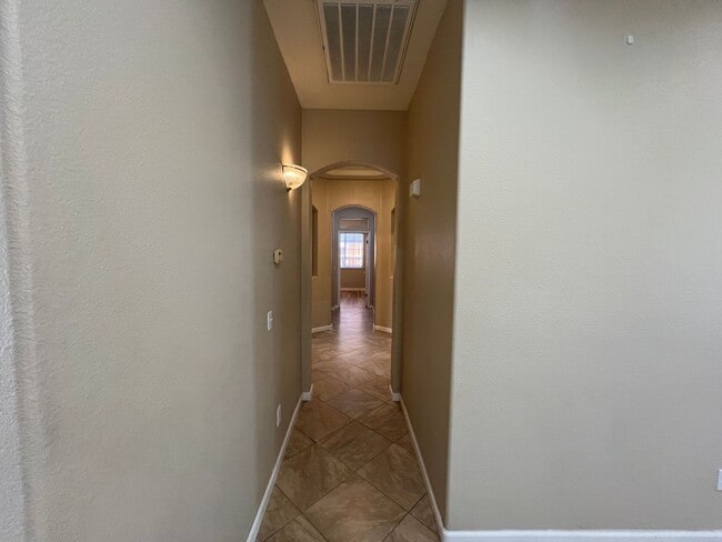 Building Photo - 4-bedroom single story located in Sylvan S...