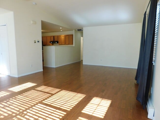 Building Photo - Spacious Home in Fruitvale