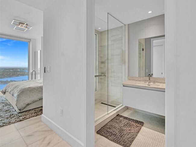 Building Photo - 700 NE 26th Terrace