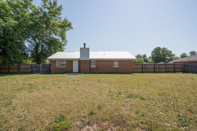 Building Photo - 1464 Flo Zechman Dr