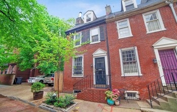 Building Photo - Gorgeous 3-Bedroom Townhouse in Washington Square West! Available mid-July!