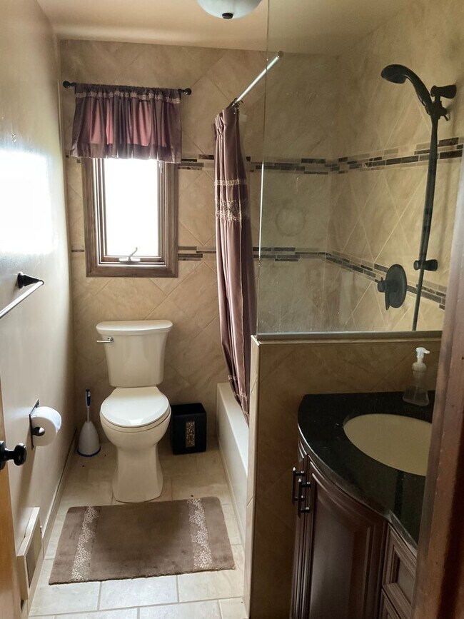 Building Photo - Private Split-Level 3bed 1.5 bath Retreat ...