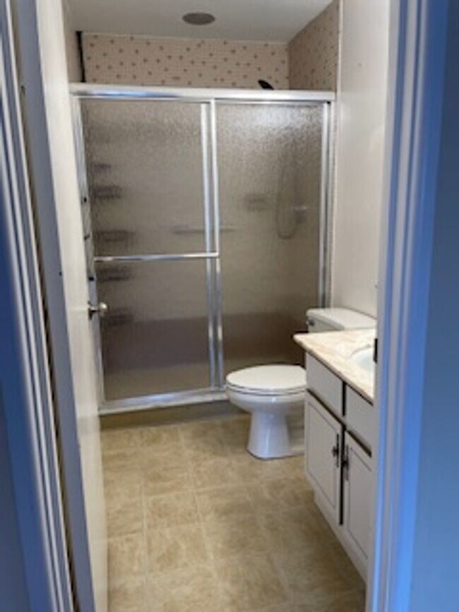 Building Photo - Oversized 2 bedroom unit in prime location